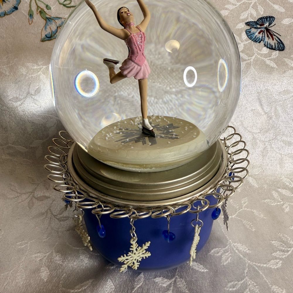 Hallmark 1992 Olympian Kristi Yamaguchi Snow Globe Music Box Nocturne Chopin